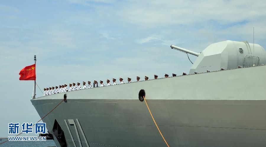 6月9日，在三亞某軍港，海口艦準(zhǔn)備起航。