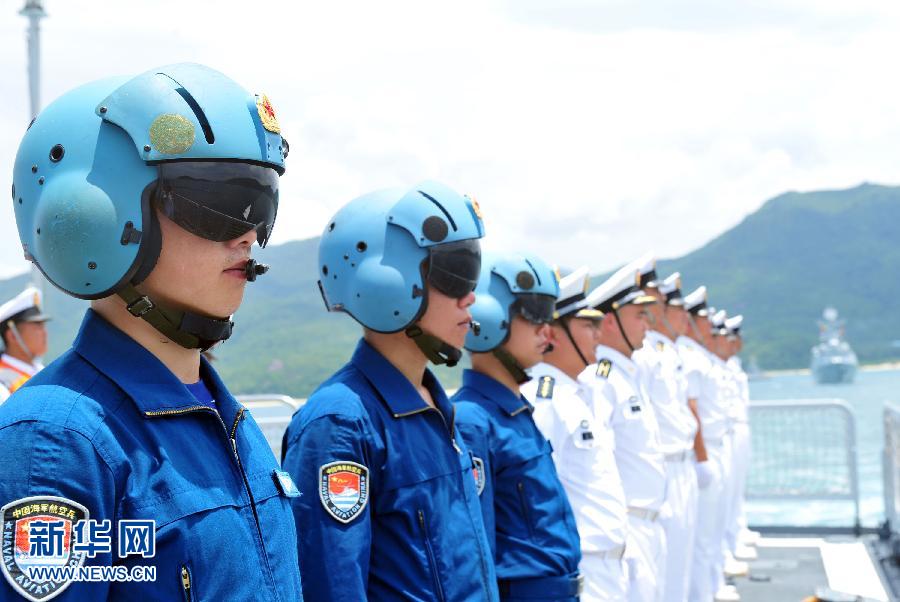  6月9日，在三亞某軍港，隨海口艦參演的艦載直升機(jī)飛行員整裝待發(fā)。