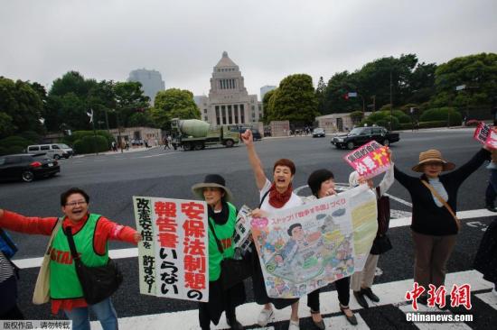 當地時間5月13日，日本示威者在位于東京的國會議事堂外高喊口號，反對日本政府計劃修憲以解禁自衛權。