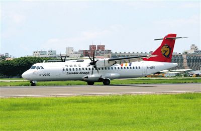 一架停在地面的臺灣復興航空ATR72型客機。昨日，一架高雄飛往馬公的復興航空ATR72-500型客機在澎湖發生緊急迫降意外，事故航班號GE222。新華社發