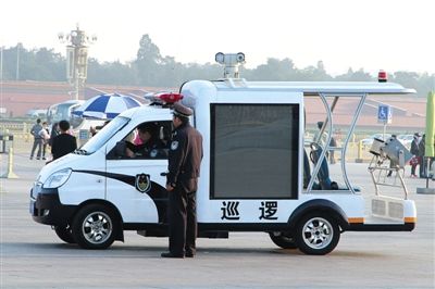 國慶節將至，昨日，天安門廣場增設新型巡邏車。該車配有遠射燈、顯示大屏、車頂攝像頭等設備。圖/CFP