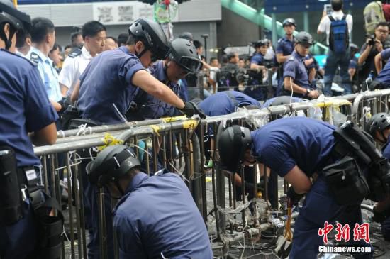 11月26日，香港法庭執達主任在旺角彌敦道執行禁制令，清除非法障礙物，后因受阻而要求警方協助執行。