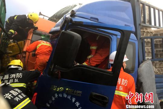 圖為21日，蘭南高速河南段21輛汽車發生連環相撞事故，消防人員對被困傷員進行緊急救援?！」啤z