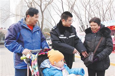 朝陽國際風情節，周小勇（中）提醒老人注意安全。朝陽公安分局供圖