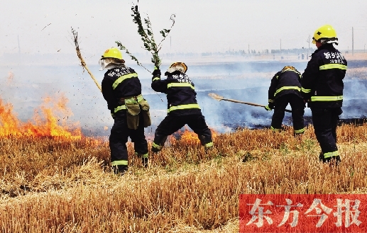 消防隊員在滅火