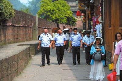 鳳凰古城多家客棧鬧停業 “一票制”再起爭議