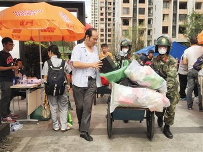 9月8日，天津?yàn)I海海港城小區(qū)，武警幫助居民搬東西。