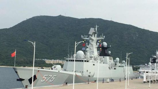 中國海軍艦艇編隊12日上午從三亞起航，參加“和平友誼-2015”中馬兩軍首次實兵聯演。