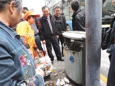 四川達州市通川區一垃圾桶，被搶槍支在此被找到。