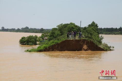 資料圖：6月21日，江西鄱陽縣濱田水庫泄洪道河堤(濱田河)潰口現場。 王劍 攝