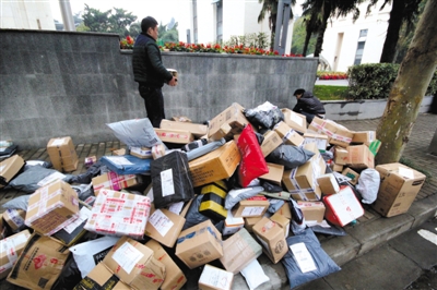 2015年11月19日，江蘇省南京市，河海大學校園外的路上大堆的快遞。圖/視覺中國