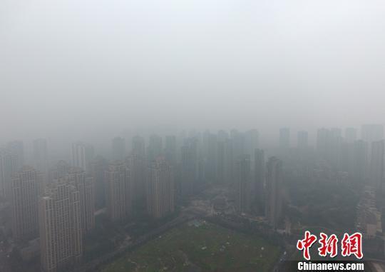  1月5日，重慶主城上空一片灰蒙蒙。