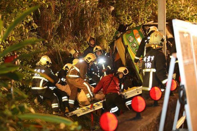 臺(tái)灣發(fā)生游覽車翻車坡事故 17人無生命跡象