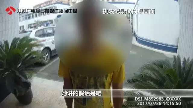 10歲女孩稱在小區內被綁架 監控畫面卻是這樣一幕