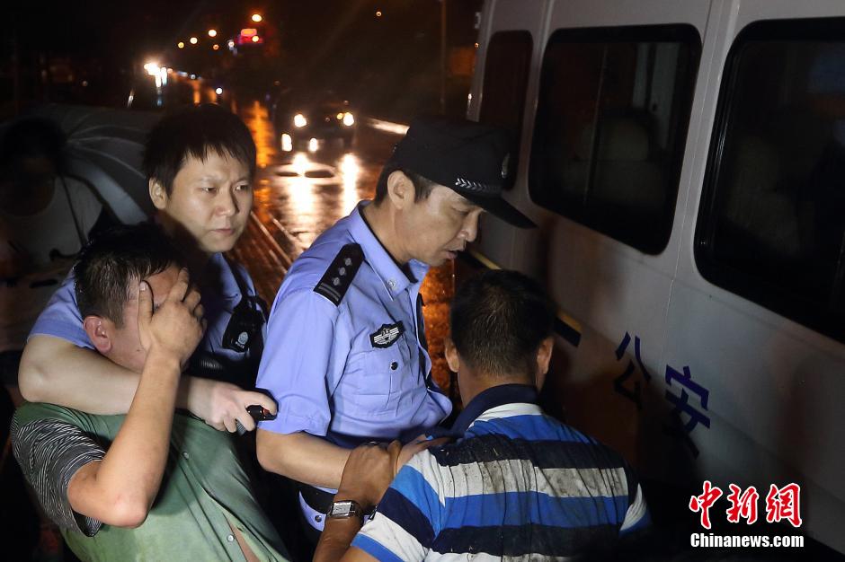 7月24日晚,南京警方將查獲的酒后駕駛車輛的男子控制,該男子涉嫌酒后駕車、肇事逃逸。