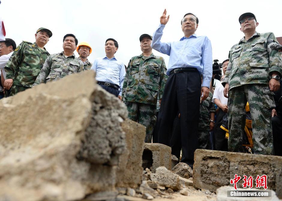 李克強總理察看震中災情為生命讓路