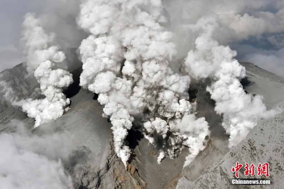 當地時間2014年9月27日，日本中部御岳山發生噴發，或已造成數人受傷。