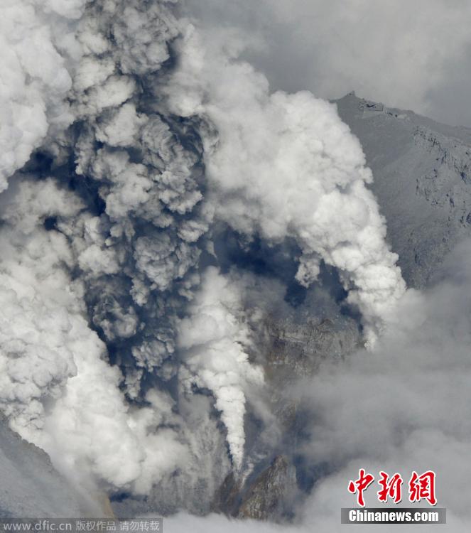 當地時間2014年9月27日，日本中部御岳山發生噴發，或已造成數人受傷。