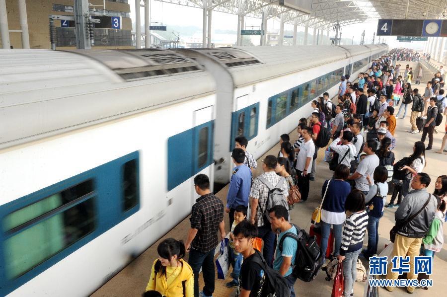 10月6日，在安徽銅陵火車站，大批旅客在站臺(tái)上等候乘車。