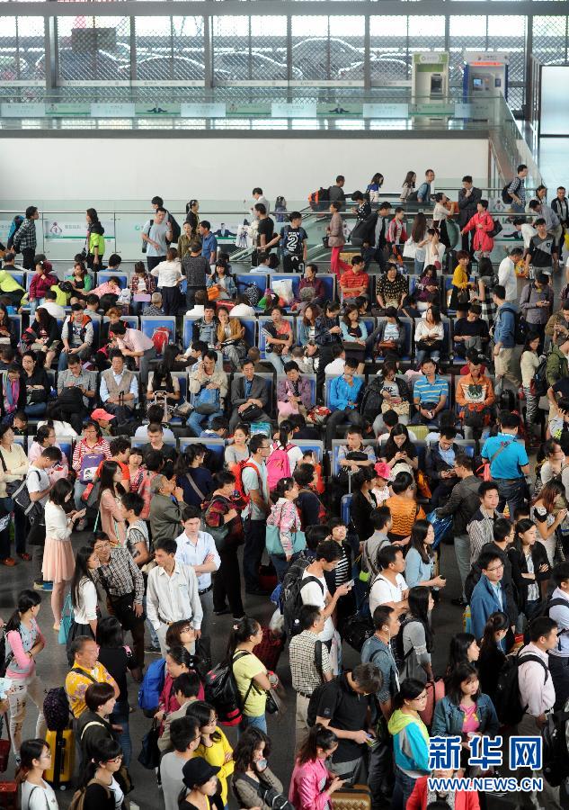 10月6日，旅客在蘇州火車站候車大廳等候乘車。