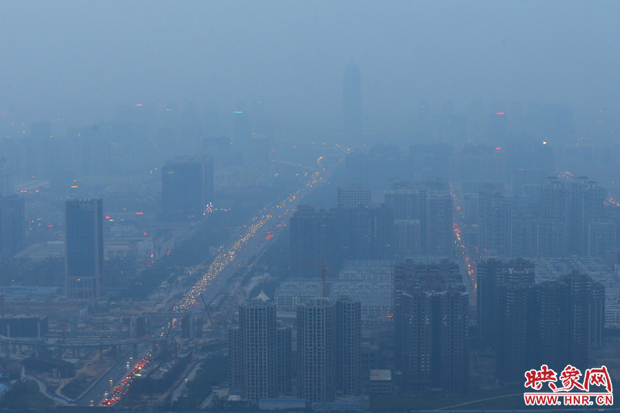 18：07鄭州被霧霾包裹著，不遠(yuǎn)處的建筑隱約可見。