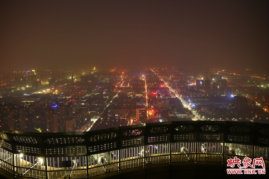 18：40鄭州沉浸在一片霧霾中，都市的燈光霧蒙蒙的，夜空看不到月亮的蹤跡。