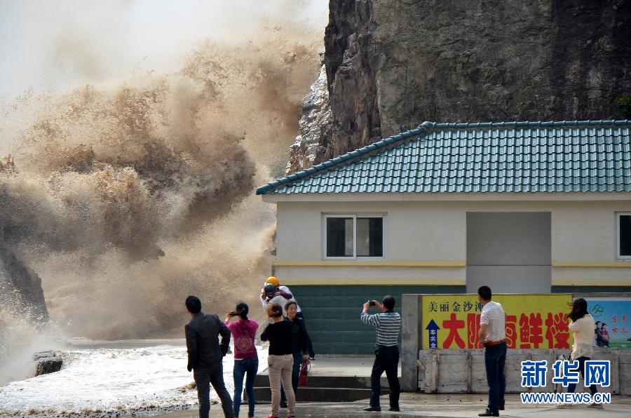 10月12日，浙江省溫嶺市石塘鎮(zhèn)海域出現(xiàn)大浪。