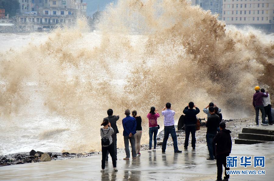 10月12日，人們?cè)谡憬貛X市石塘鎮(zhèn)觀看大浪。