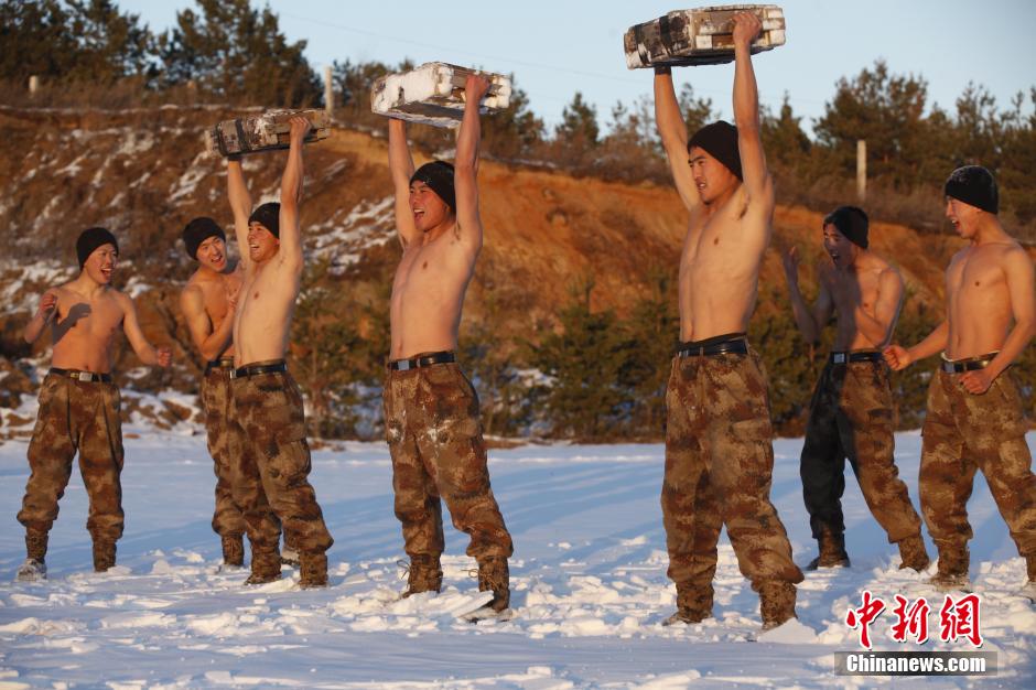 邊防官兵零下10度赤膊進行雪浴抗寒訓練