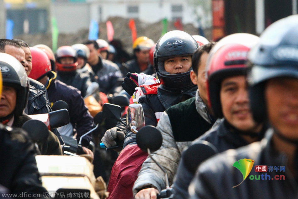 2015年2月10日，廣東佛山，順德龍山加油站為返鄉摩托車免費加油。