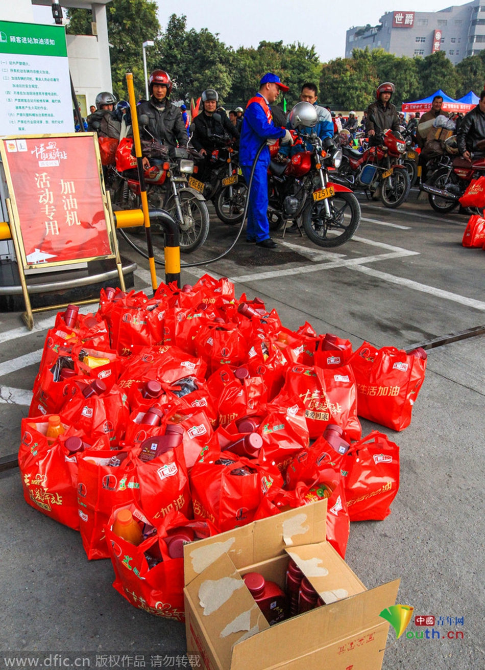 2015年2月10日，廣東佛山，順德龍山加油站為返鄉摩托車免費加油。