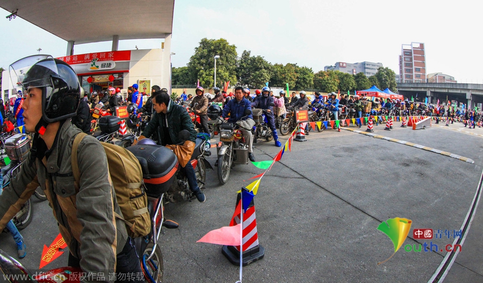 2015年2月10日，廣東佛山，順德龍山加油站為返鄉摩托車免費加油。