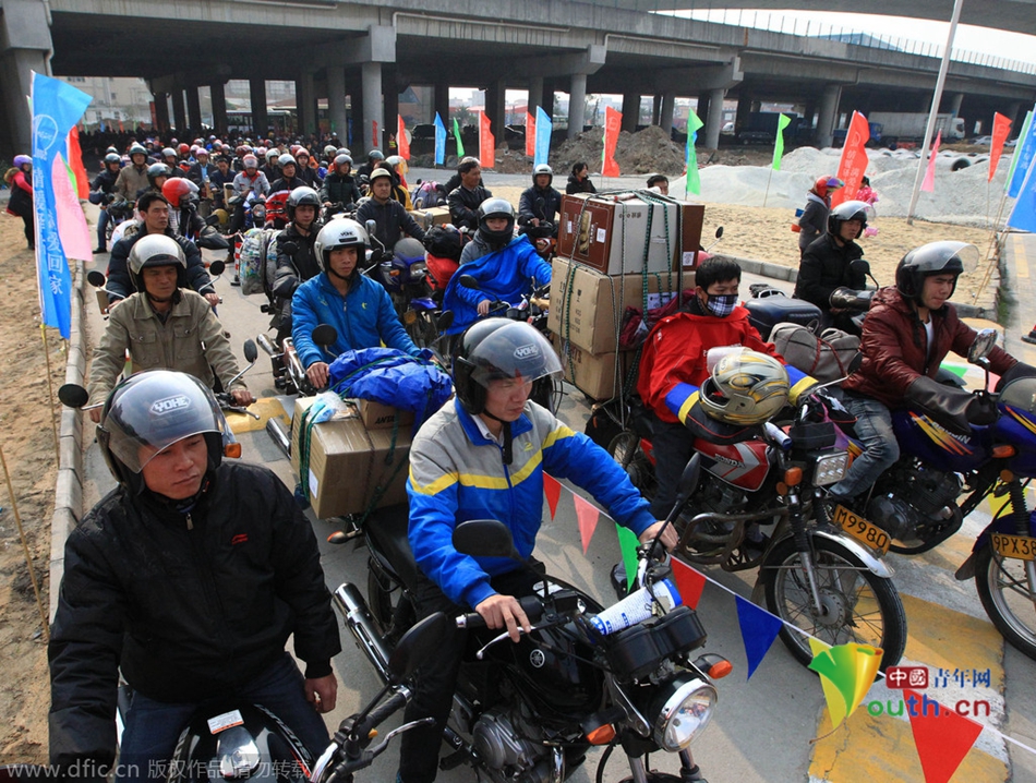 2015年2月10日，廣東佛山，順德龍山加油站為返鄉摩托車免費加油。