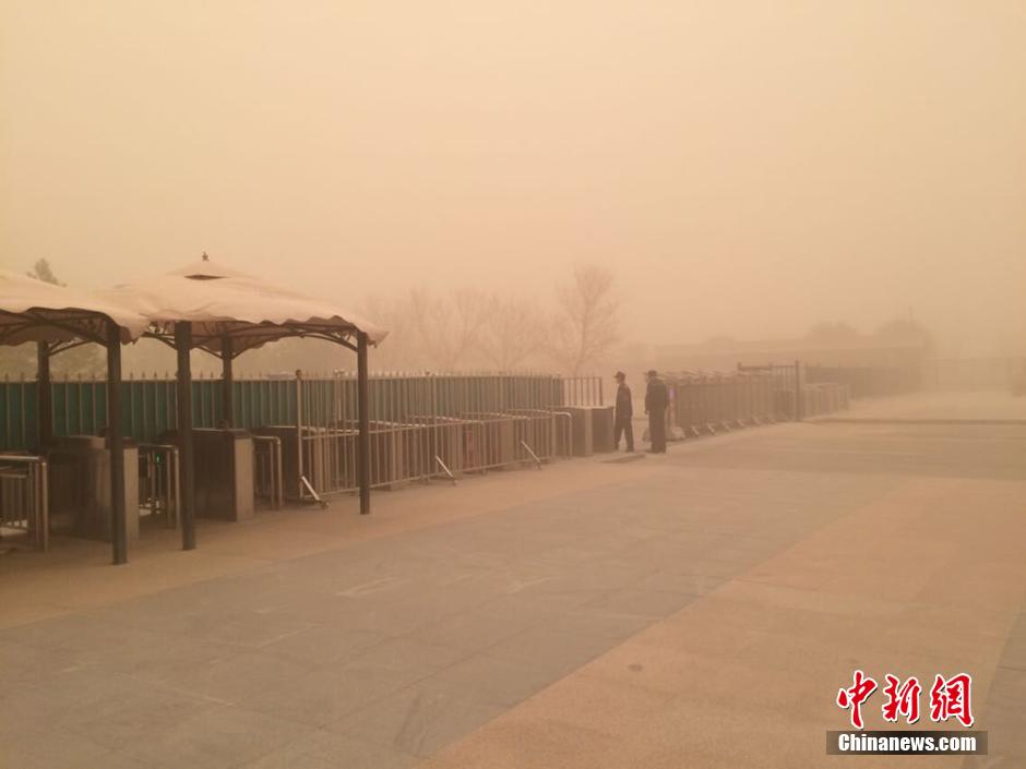 甘肅敦煌遭遇強沙塵暴天氣 黃沙遮天蔽日