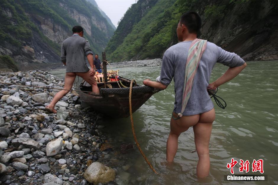 巴東神農溪還保留著獨特的裸體纖夫拉纖景觀。