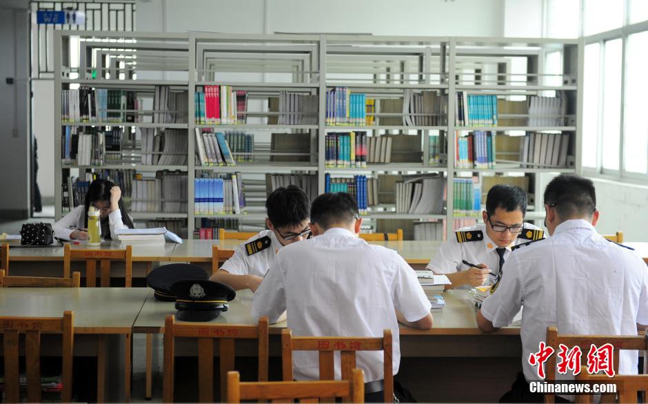 5月8日，武漢輕工大學保安黃凱在圖書館巡查。中新社發 張暢 攝