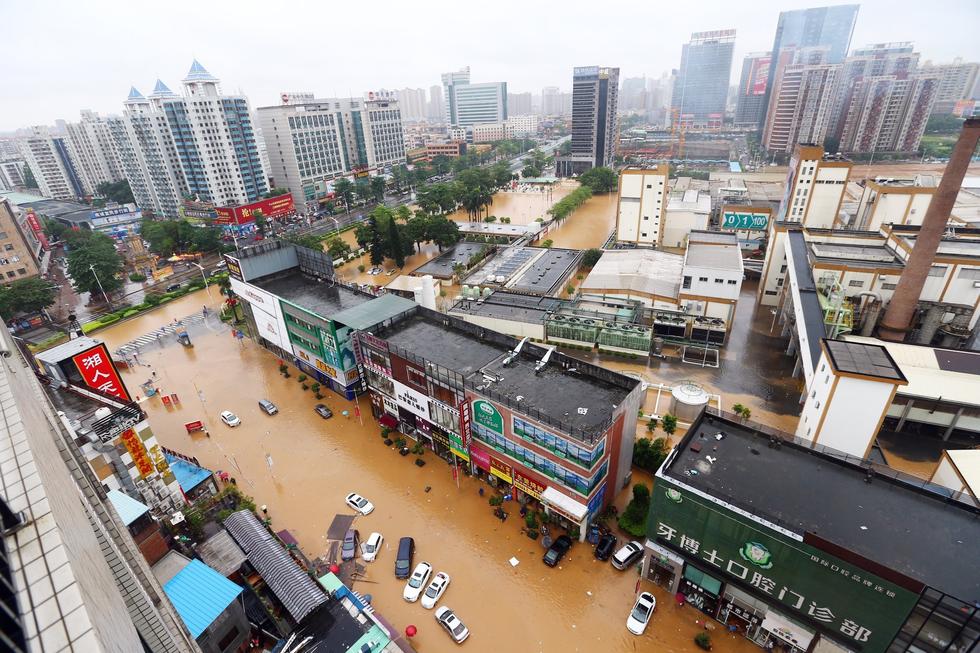 東莞降暴雨街道一片汪洋