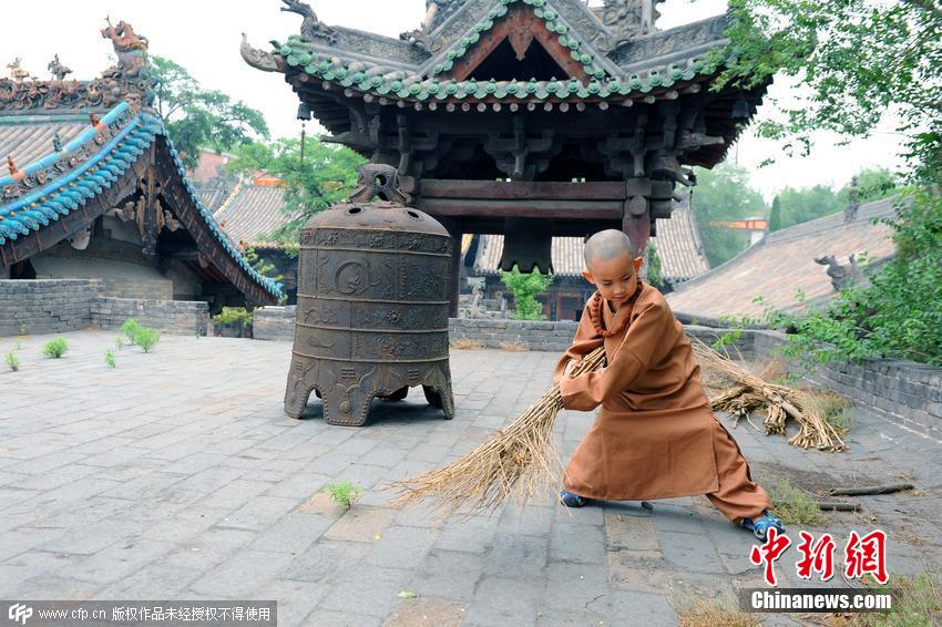 4歲小朋友寺院過暑假 被贊最萌“小和尚”