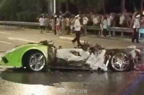 蘭博基尼跑車撞貨車燒成廢鐵 司機(jī)當(dāng)場死亡