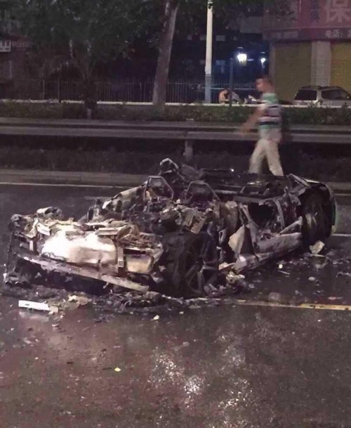 蘭博基尼跑車撞貨車燒成廢鐵 司機(jī)當(dāng)場死亡