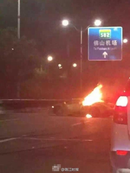 蘭博基尼跑車撞貨車燒成廢鐵 司機(jī)當(dāng)場死亡