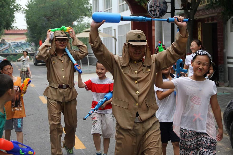 最終幾名鬼子被八路軍制服，被押著游街示眾，以此慶祝抗日戰(zhàn)爭勝利70周年。