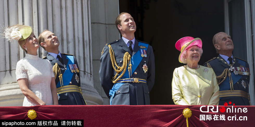 英國女王伊麗莎白二世攜眾王室成員觀看空軍飛行表演。