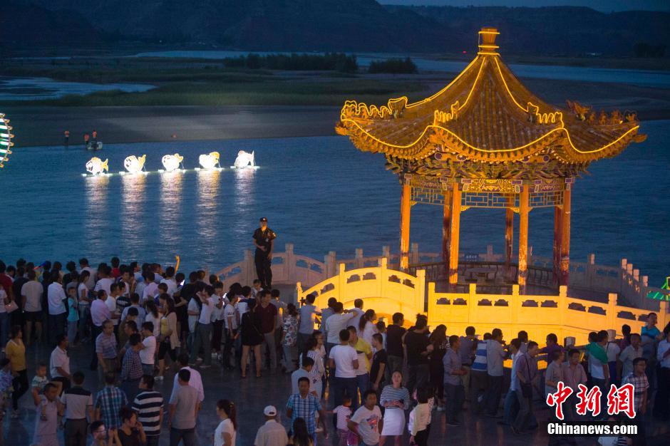 山西忻州市河曲縣舉辦“河燈會”