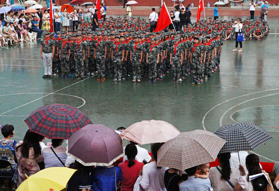 鄭州市，鄭州市第八中學會操表演當天突降大雨，但是同學們在雨中堅持完成了會操表演。