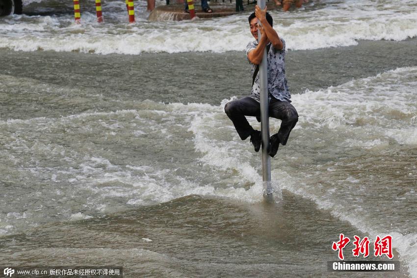 杭州錢塘江珊瑚沙水庫段，兇猛的“鬼王潮”沖上岸來