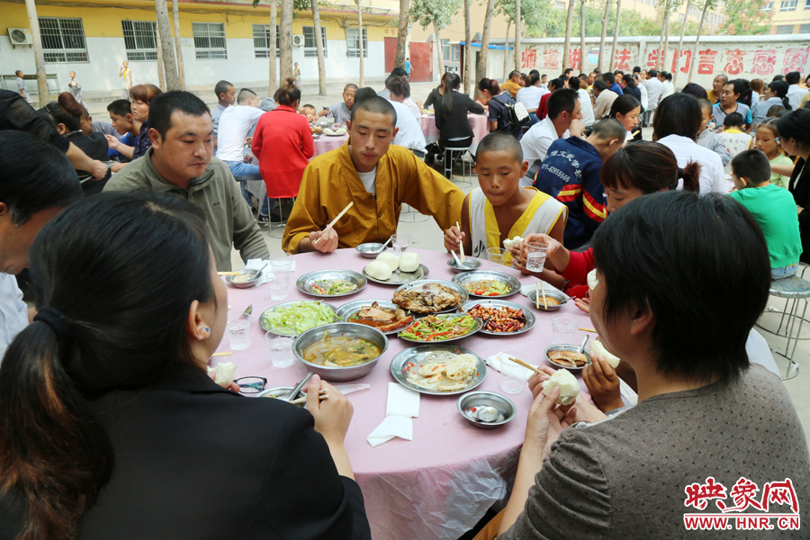 數(shù)百名少林武僧與家人團(tuán)聚 跪謝父母現(xiàn)場(chǎng)痛哭