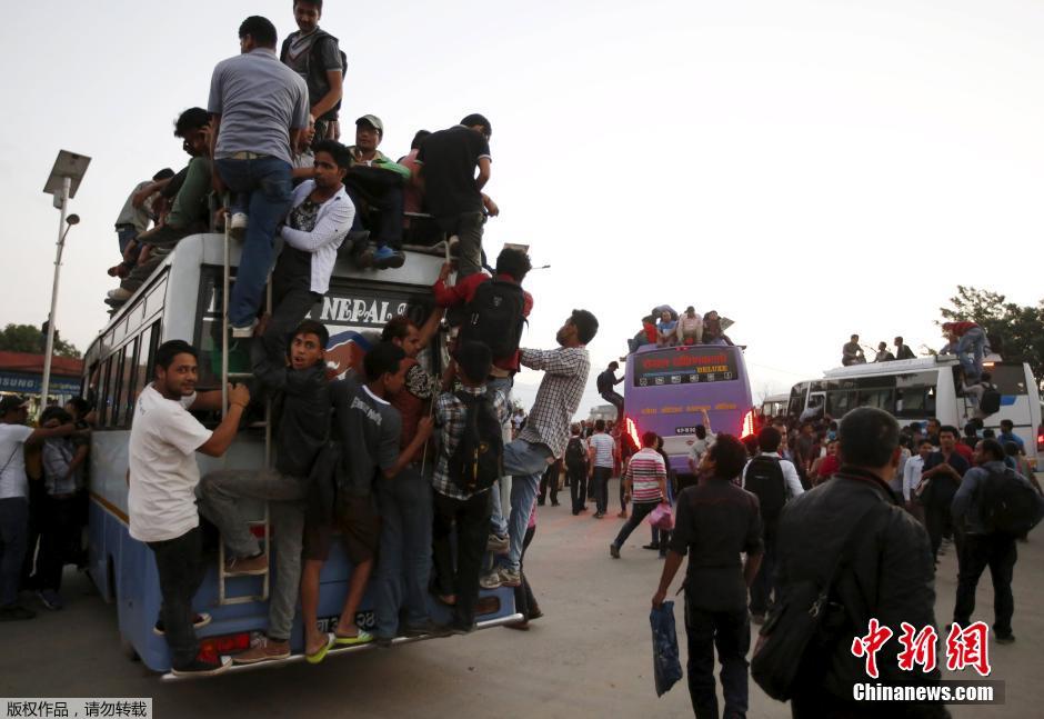 尼泊爾公交限量發車 乘客“包圍”巴士