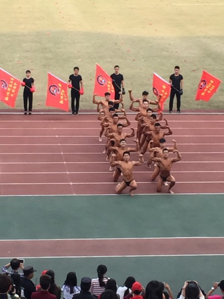 杭州某大學秋季運動會開幕式 裸男大秀肌肉