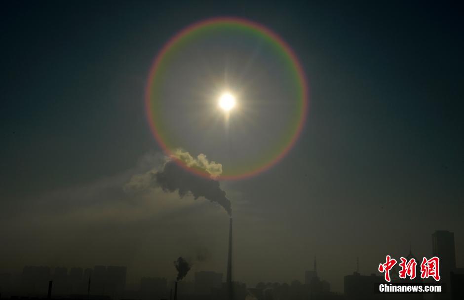 沈陽上空“大氣對流” 煙柱飄向不同方向